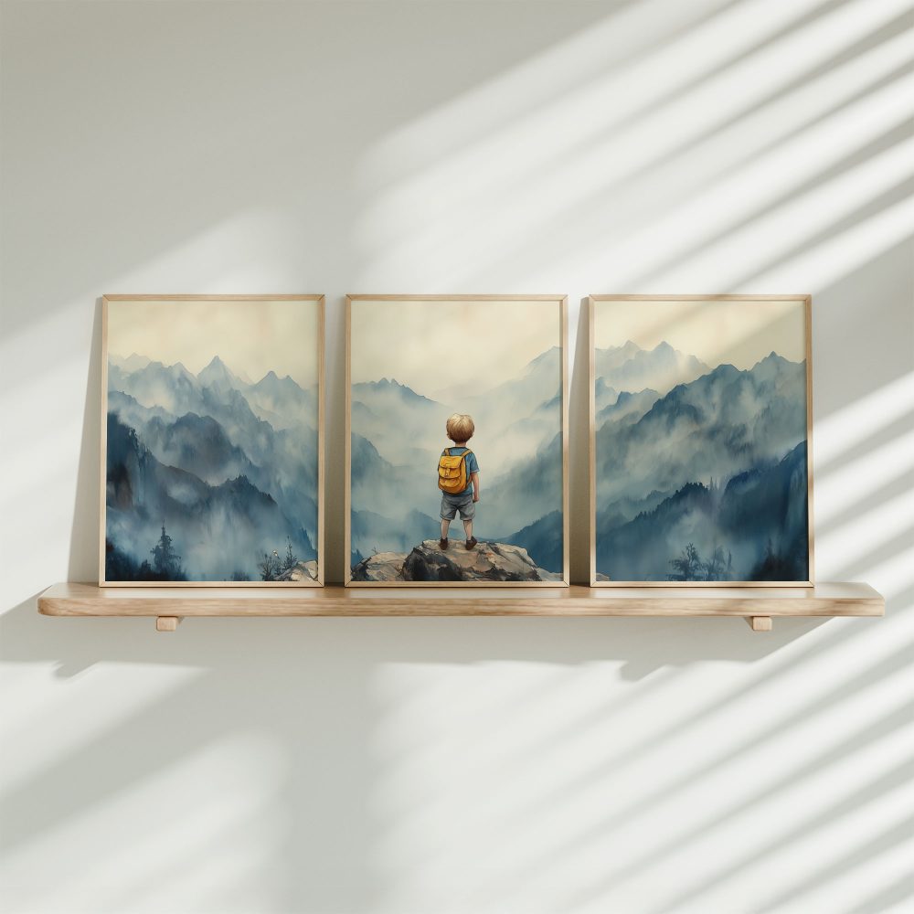 Avontuurlijke jongen op rots in mystieke bergen