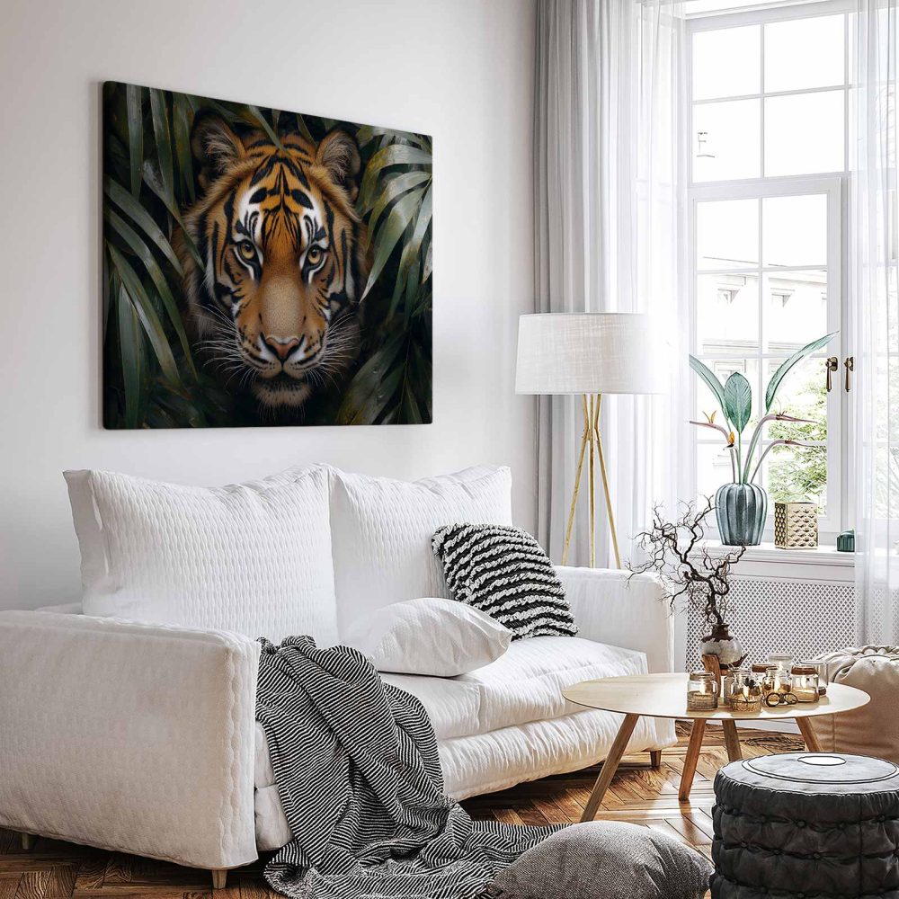 Alternative view of Alert tijger tussen groen