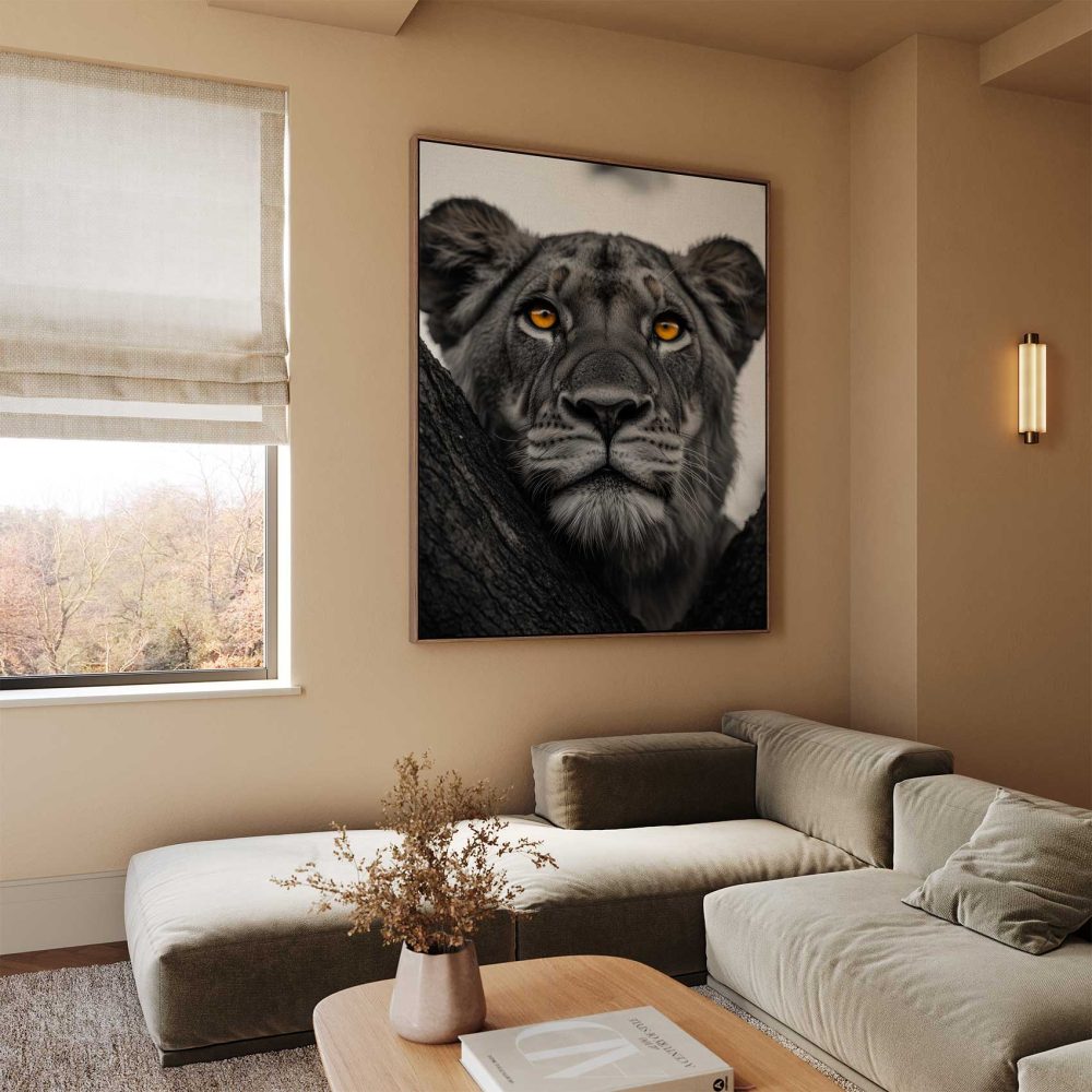 Alternative view of Geelogige leeuw achter boom