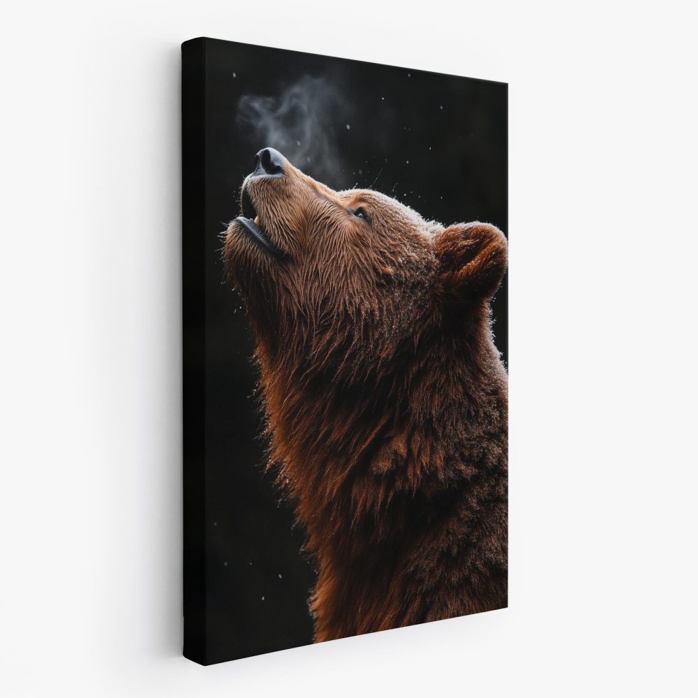 Alertte bruine beer in sneeuw