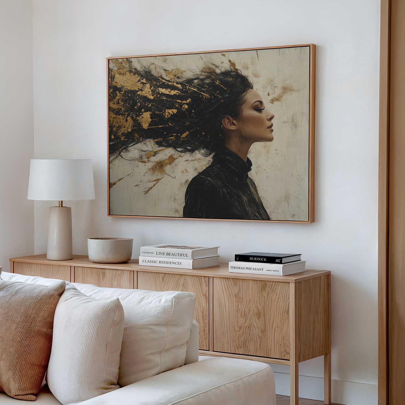 Elegante vrouw met goud accent - Afbeelding 2