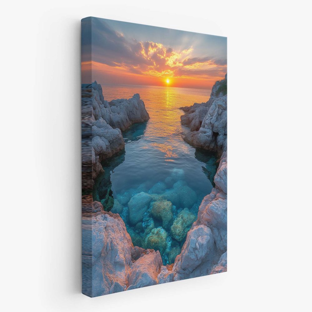 Prachtige zonsondergang rotsstrand